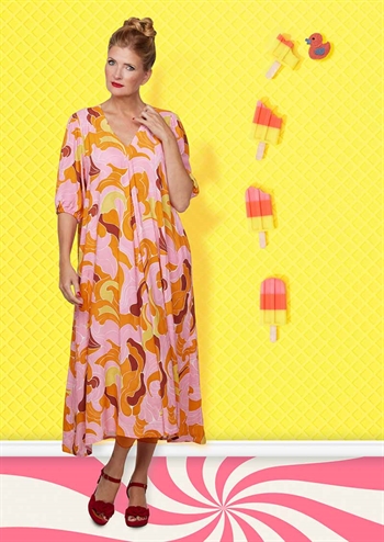 Lyserød kjole med skønt grafisk retro print fra du Milde
